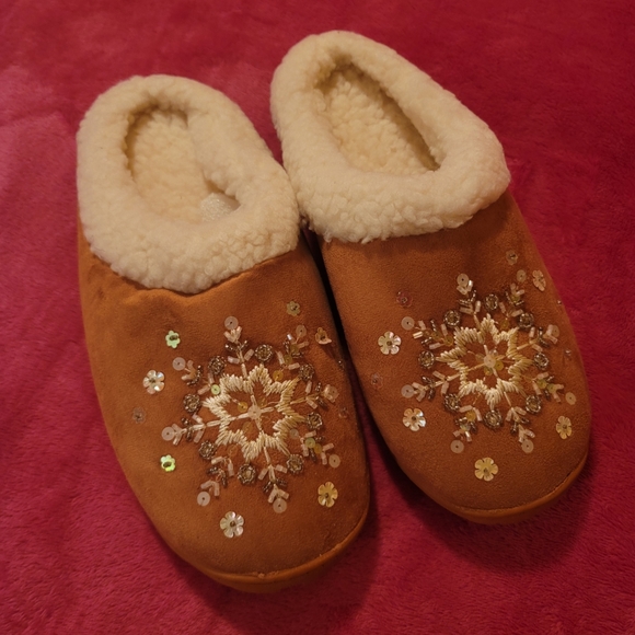 Shoes - Snowflake Slippers Size Large (9-10)